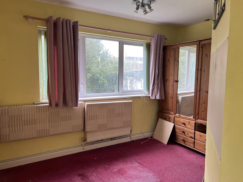 Lot: 75 - SEMI-DETACHED HOUSE WITH POTENTIAL - Bedroom on ground floor at rear of the property